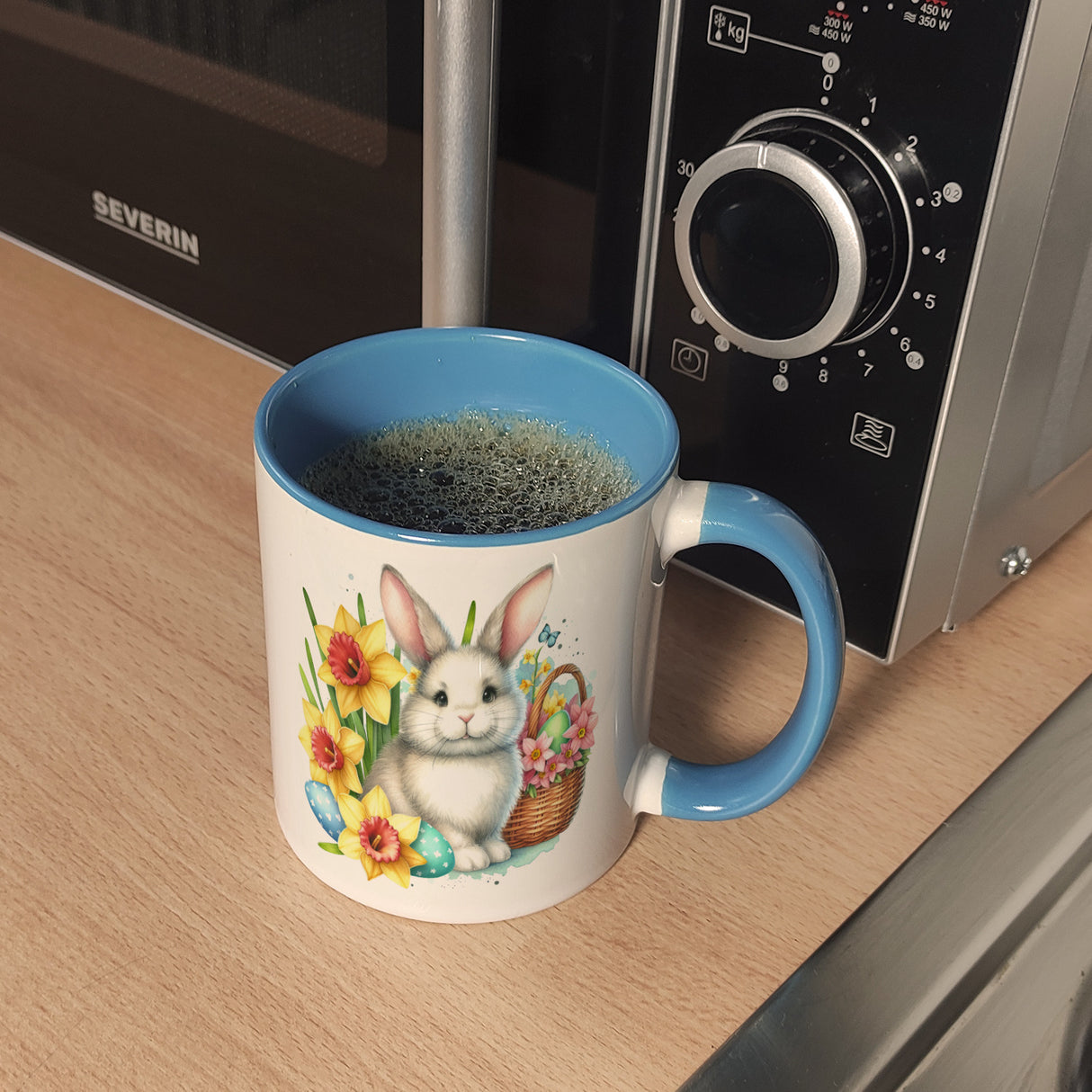 Osterhase neben Osterkorb Kaffeebecher