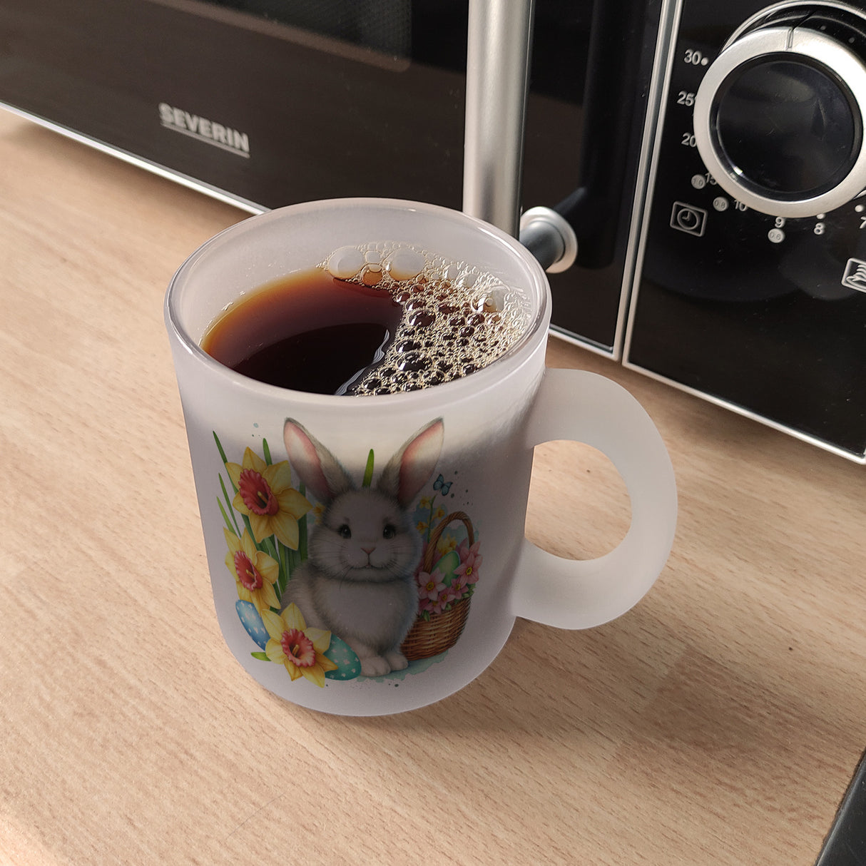 Osterhase neben Osterkorb Kaffeebecher