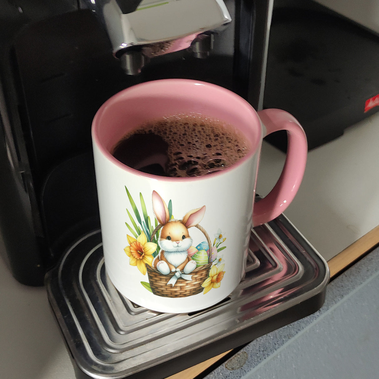 Osterhase im Osternest Kaffeebecher