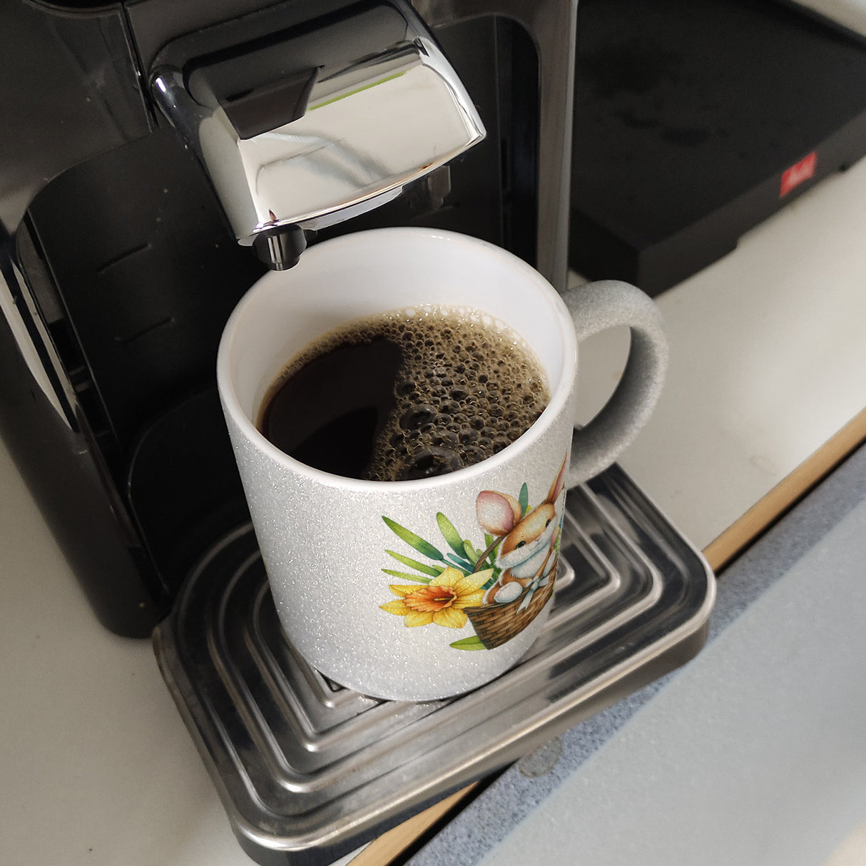 Osterhase im Osternest Kaffeebecher