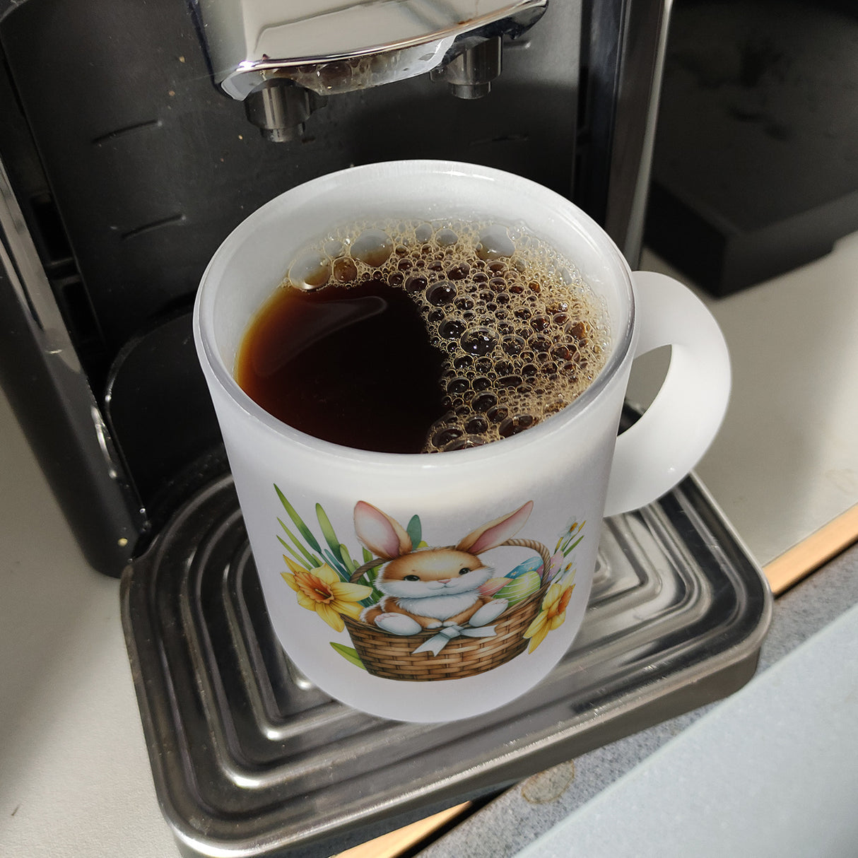 Osterhase im Osternest Kaffeebecher