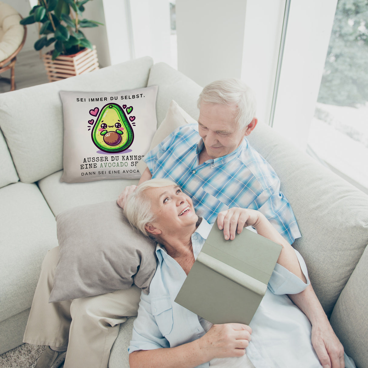 Avocado im Kawaii-Stil Kissen mit Spruch Sei du selbst oder Avocado
