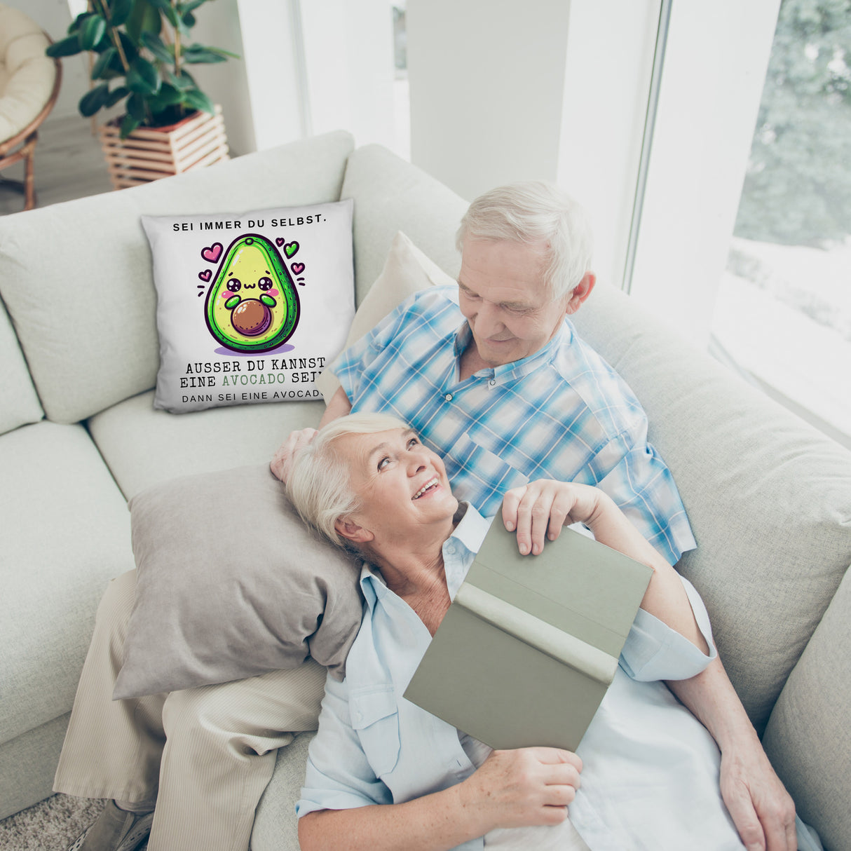 Avocado im Kawaii-Stil Kissen mit Spruch Sei du selbst oder Avocado
