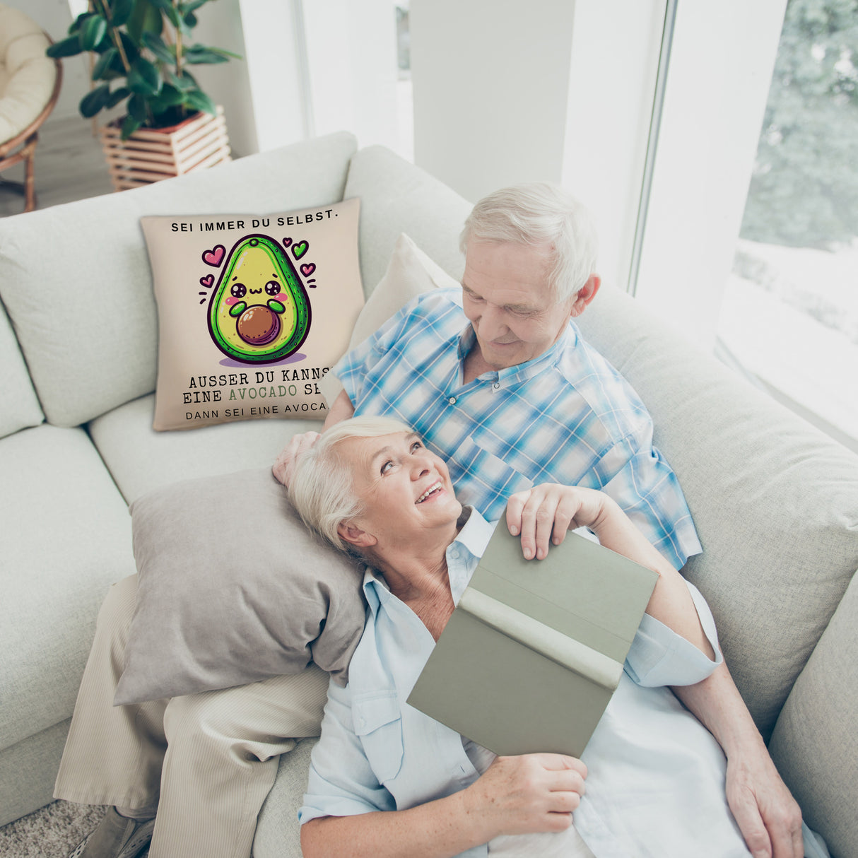 Avocado im Kawaii-Stil Kissen mit Spruch Sei du selbst oder Avocado