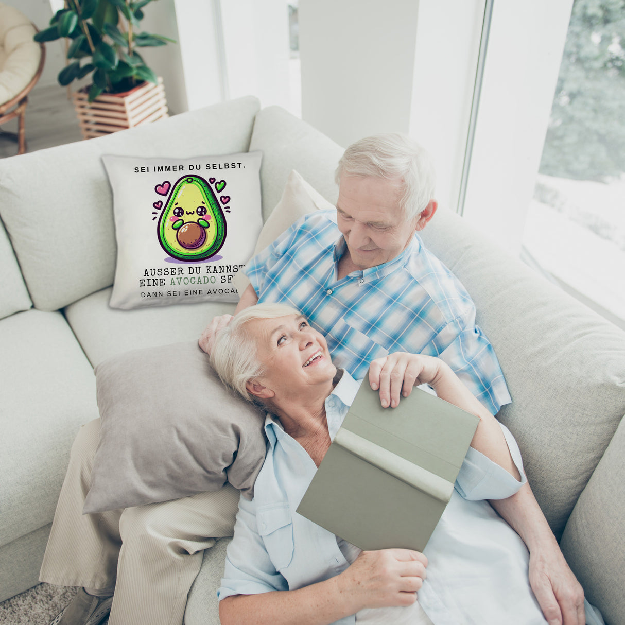 Avocado im Kawaii-Stil Kissen mit Spruch Sei du selbst oder Avocado