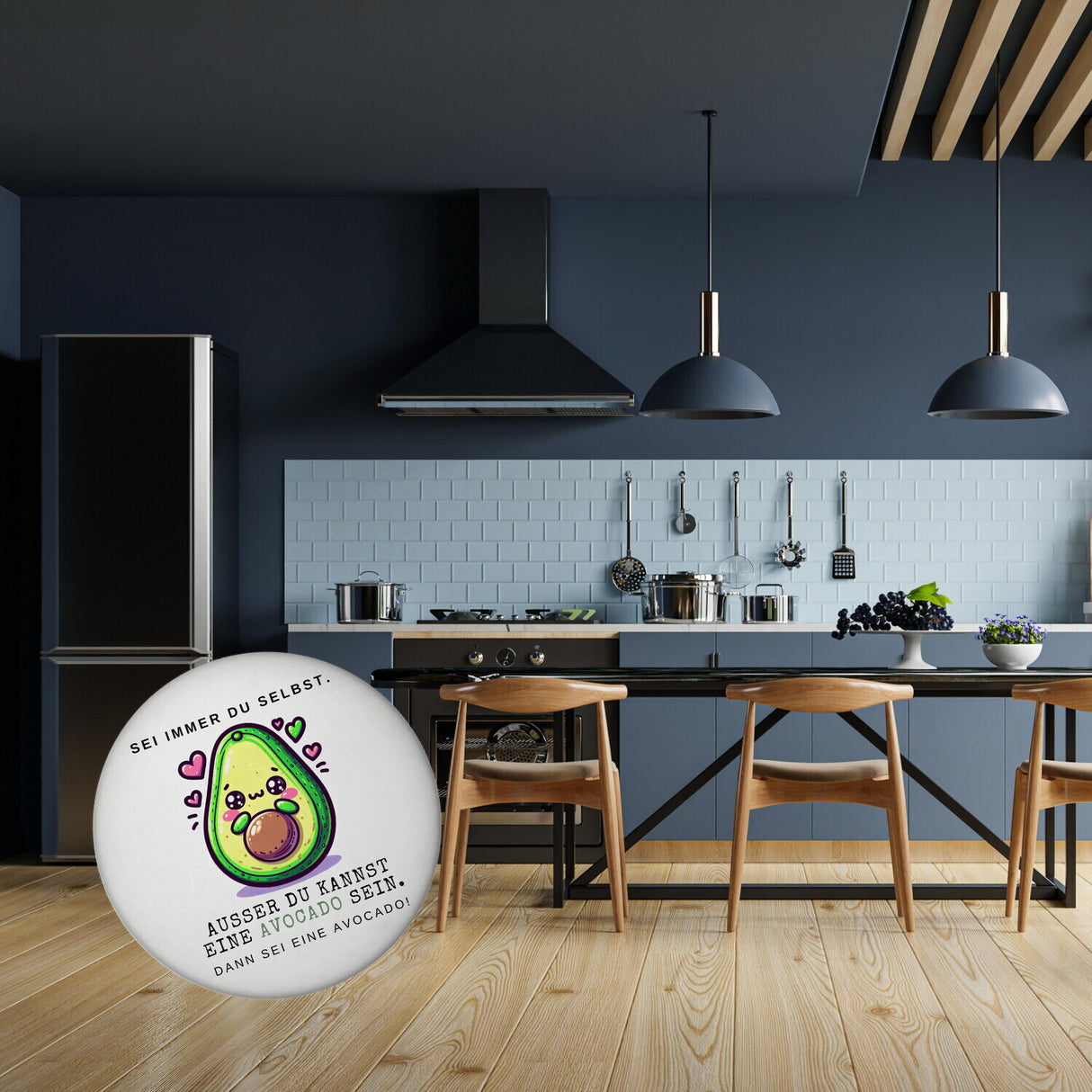 Avocado im Kawaii-Stil Magnet rund mit Spruch Sei du selbst oder Avocado