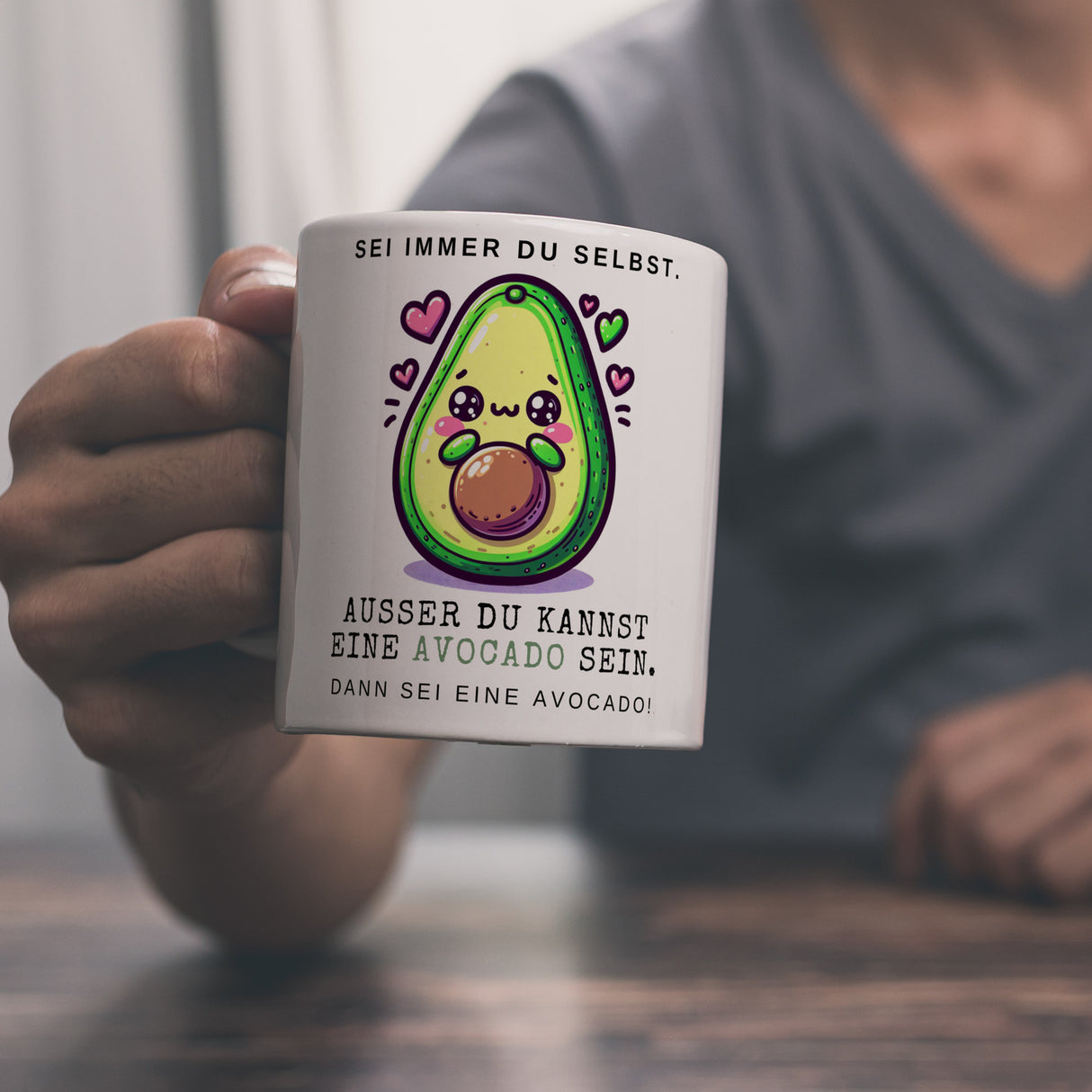 Avocado im Kawaii-Stil Kaffeebecher mit Spruch Sei du selbst oder Avocado