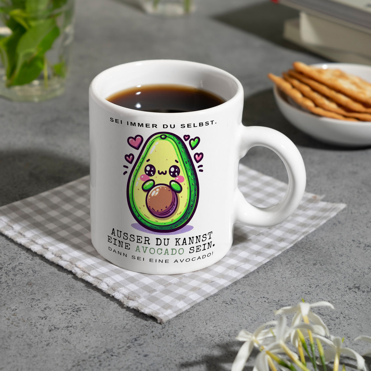 Avocado im Kawaii-Stil Kaffeebecher mit Spruch Sei du selbst oder Avocado