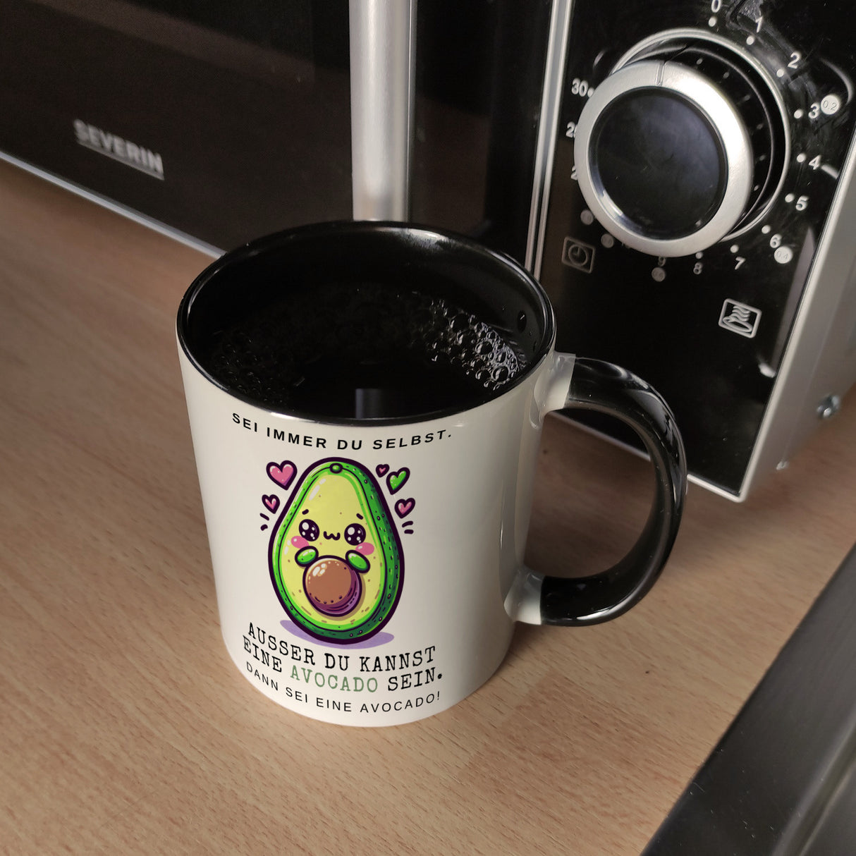 Avocado im Kawaii-Stil Kaffeebecher mit Spruch Sei du selbst oder Avocado