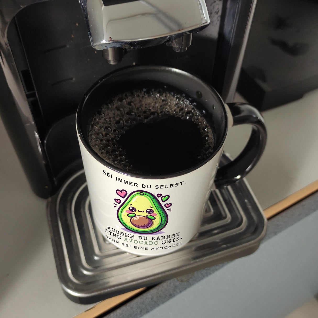 Avocado im Kawaii-Stil Kaffeebecher mit Spruch Sei du selbst oder Avocado