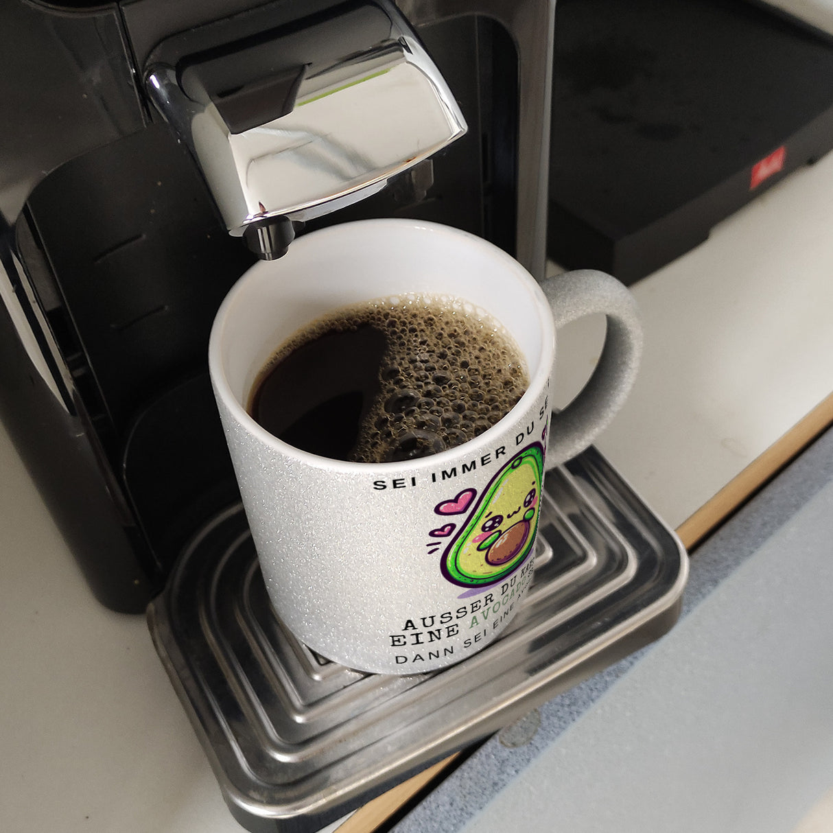 Avocado im Kawaii-Stil Kaffeebecher mit Spruch Sei du selbst oder Avocado