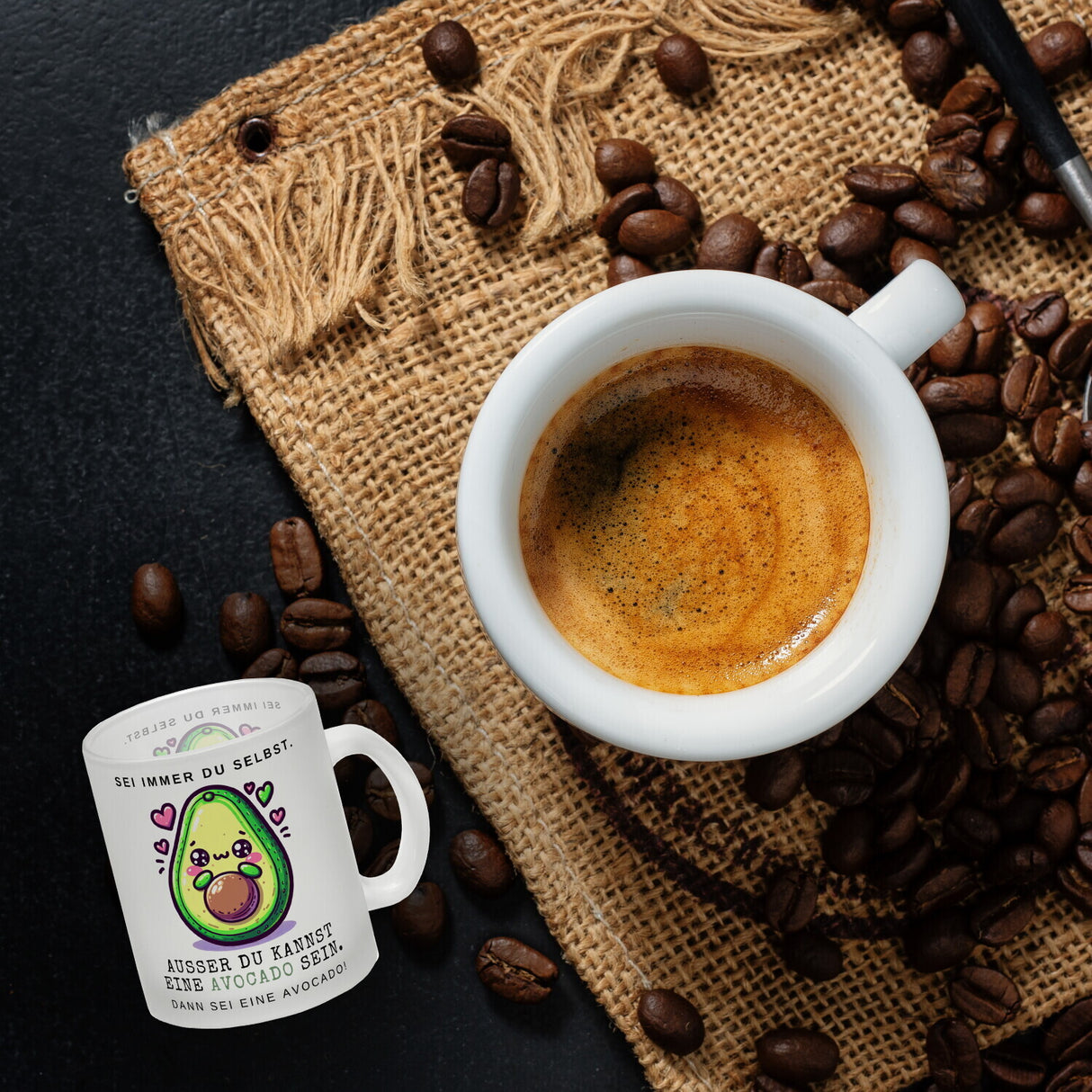 Avocado im Kawaii-Stil Kaffeebecher mit Spruch Sei du selbst oder Avocado