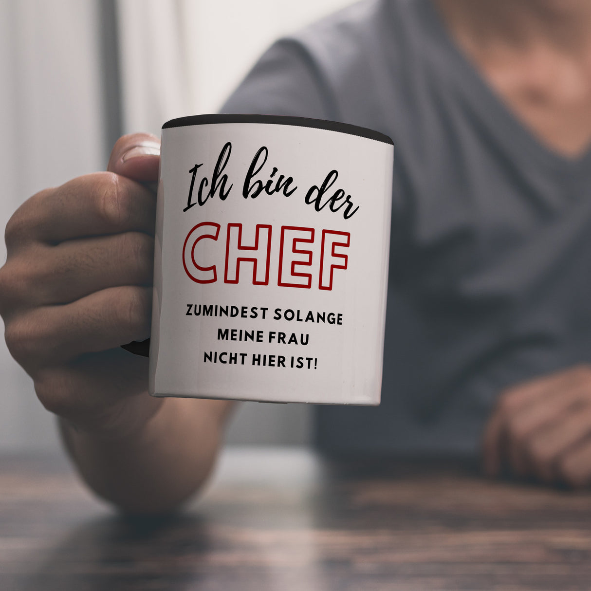 Frau ist der Chef Kaffeebecher mit Spruch Chef bis meine Frau kommt