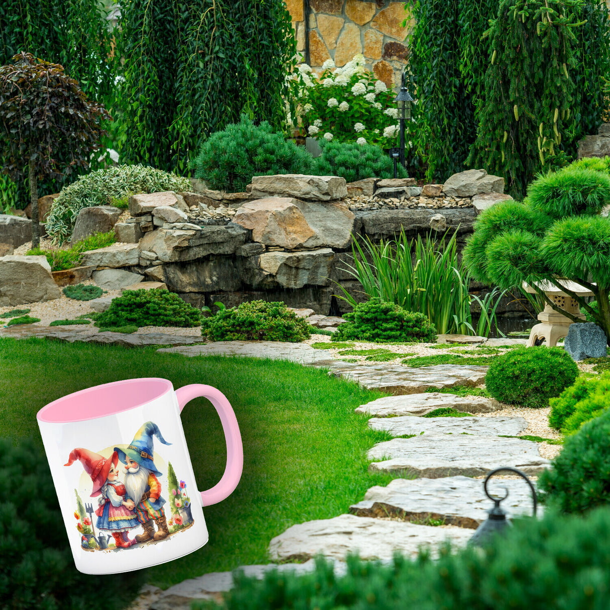 Verliebte Gartenzwerge im Garten Kaffeebecher