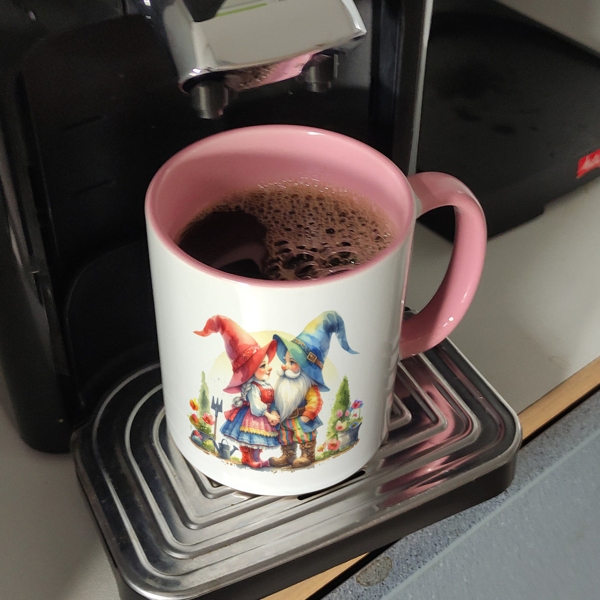 Verliebte Gartenzwerge im Garten Kaffeebecher