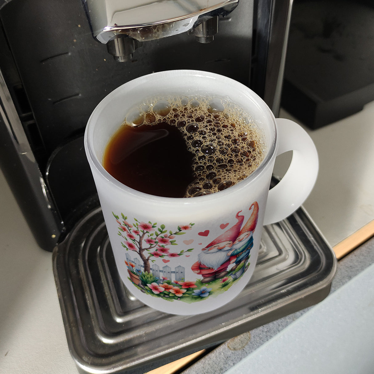 Verliebte Gartenzwerge mit Baum Kaffeebecher