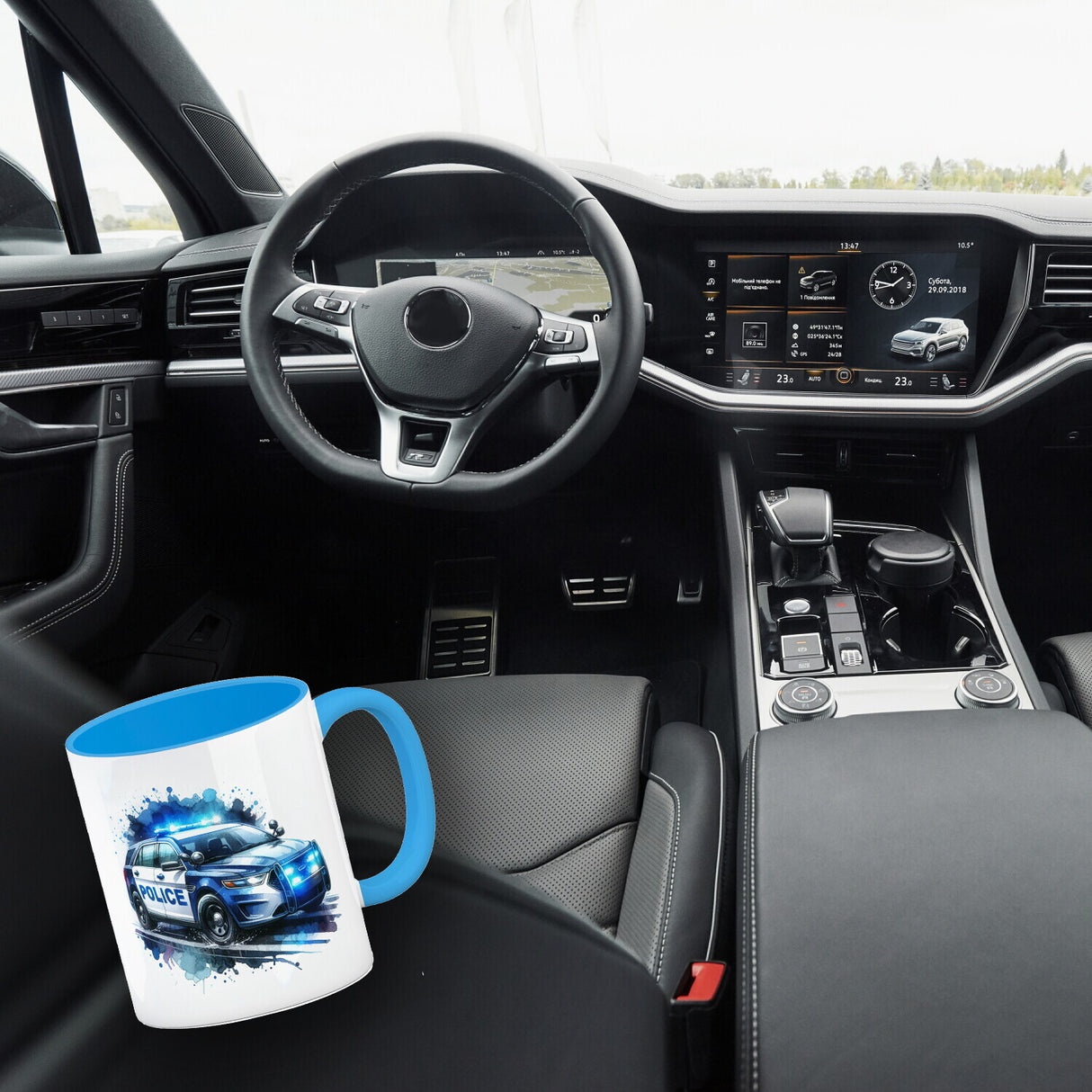 Polizeiauto im Einsatz Kaffeebecher