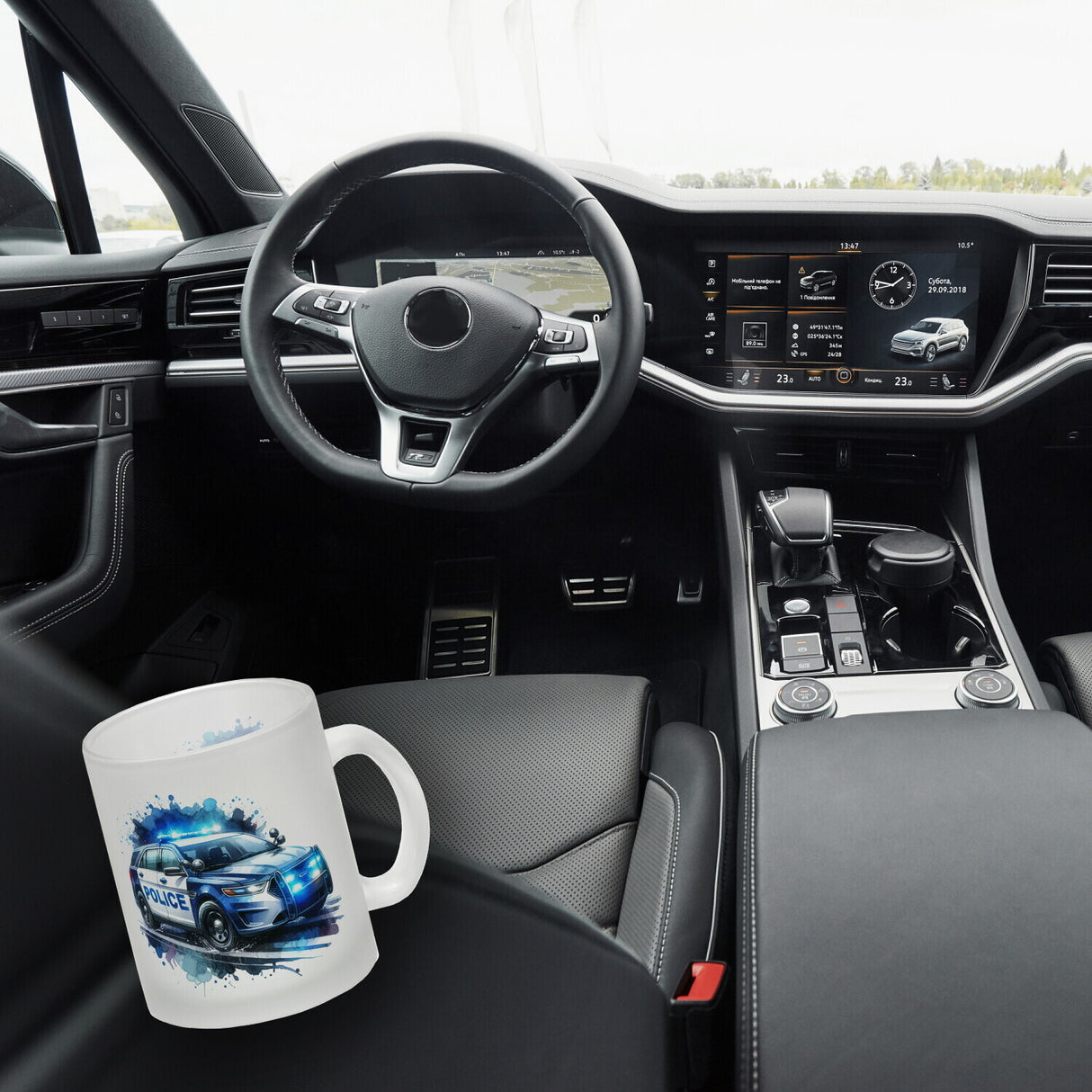 Polizeiauto im Einsatz Kaffeebecher