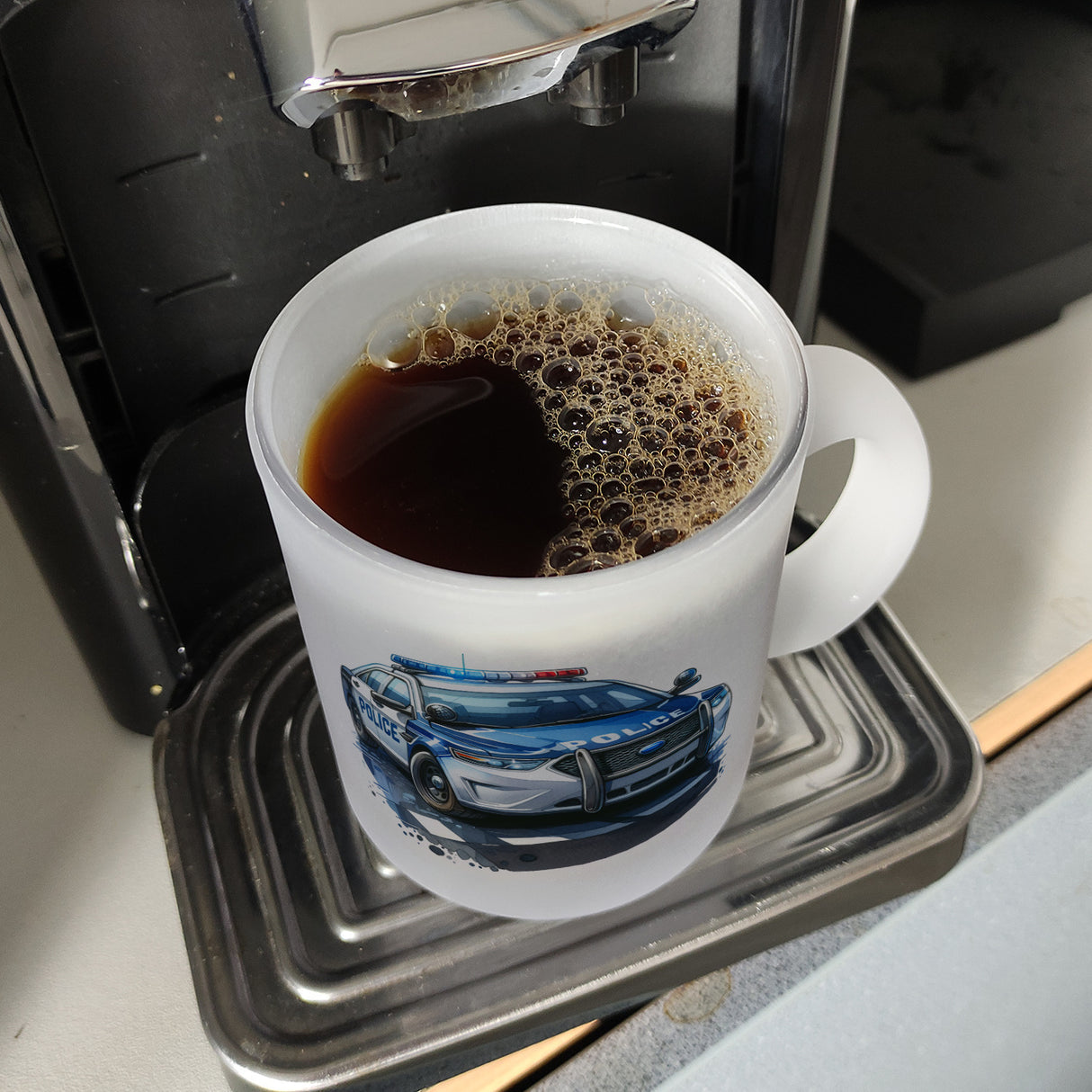 Polizeiauto mit Blaulicht Kaffeebecher