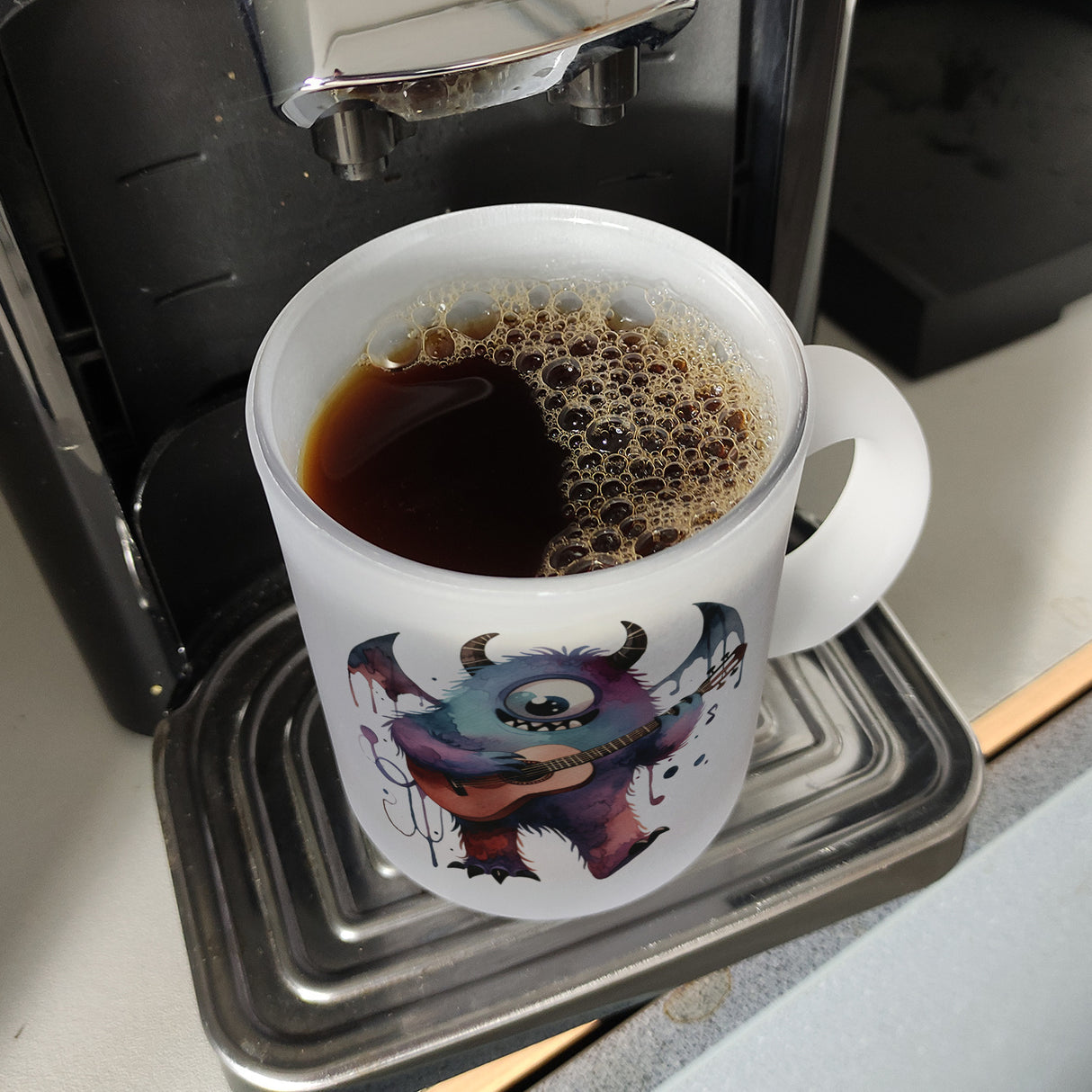Niedliches Monster mit Gitarre Kaffeebecher