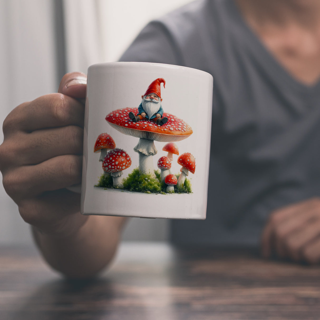 Gartenzwerg auf einem Fliegenpilz Kaffeebecher