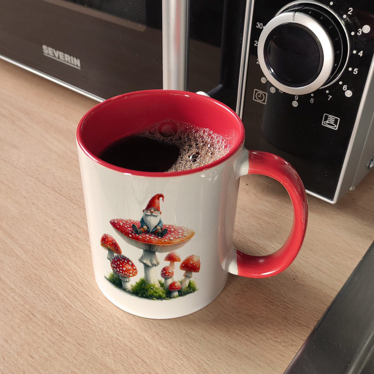 Gartenzwerg auf einem Fliegenpilz Kaffeebecher