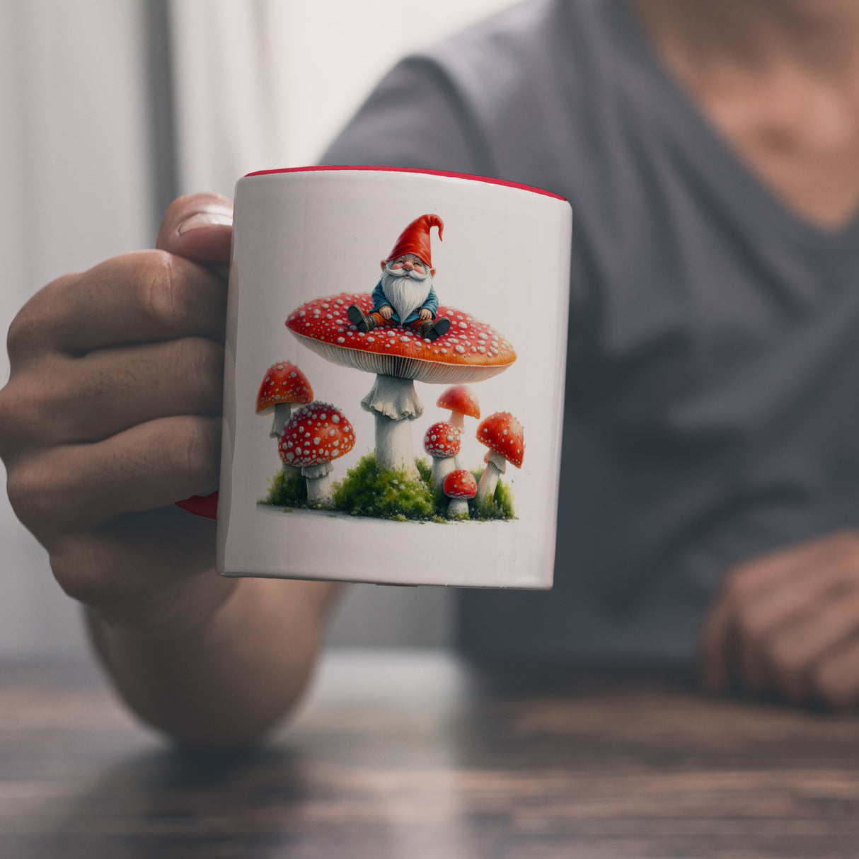 Gartenzwerg auf einem Fliegenpilz Kaffeebecher