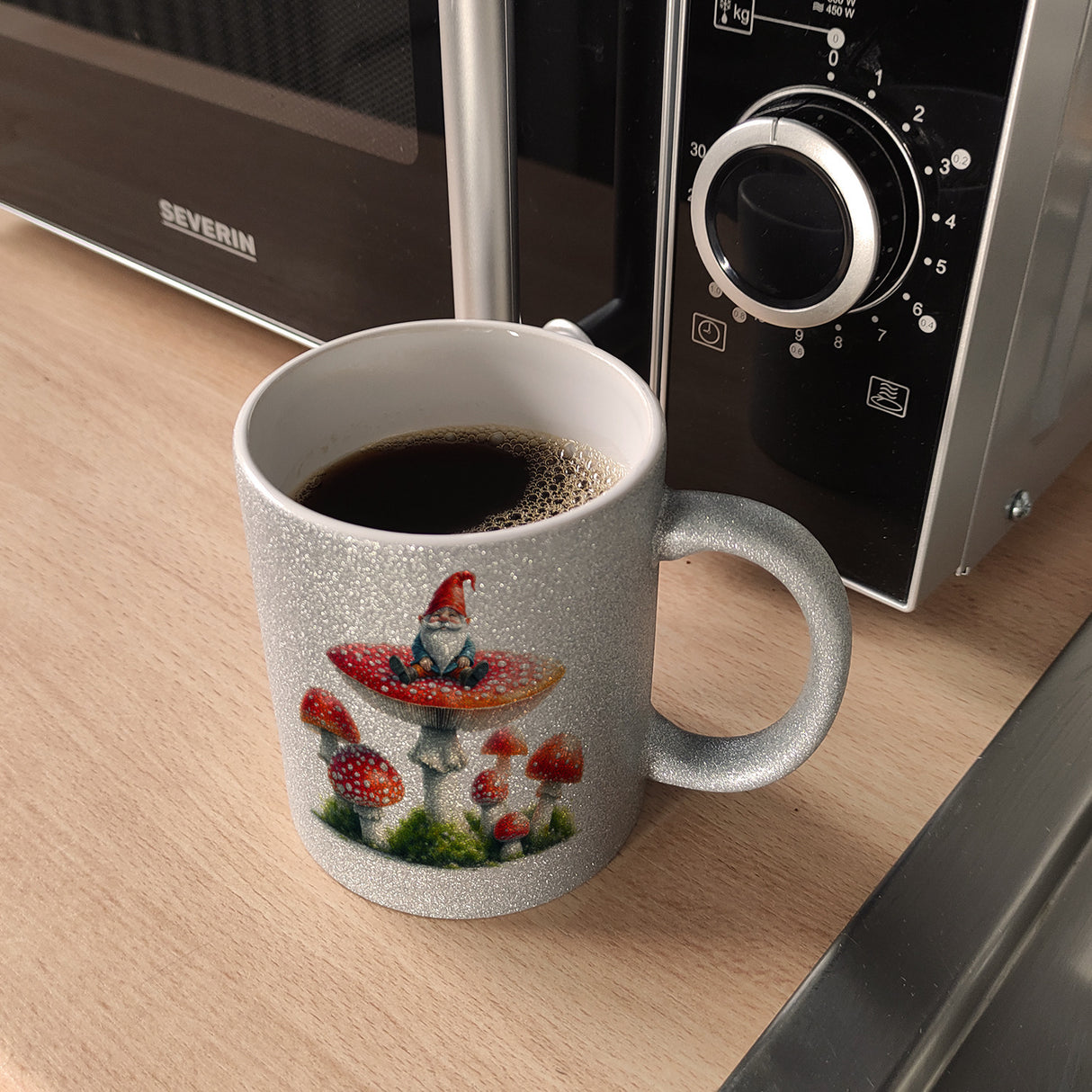 Gartenzwerg auf einem Fliegenpilz Kaffeebecher