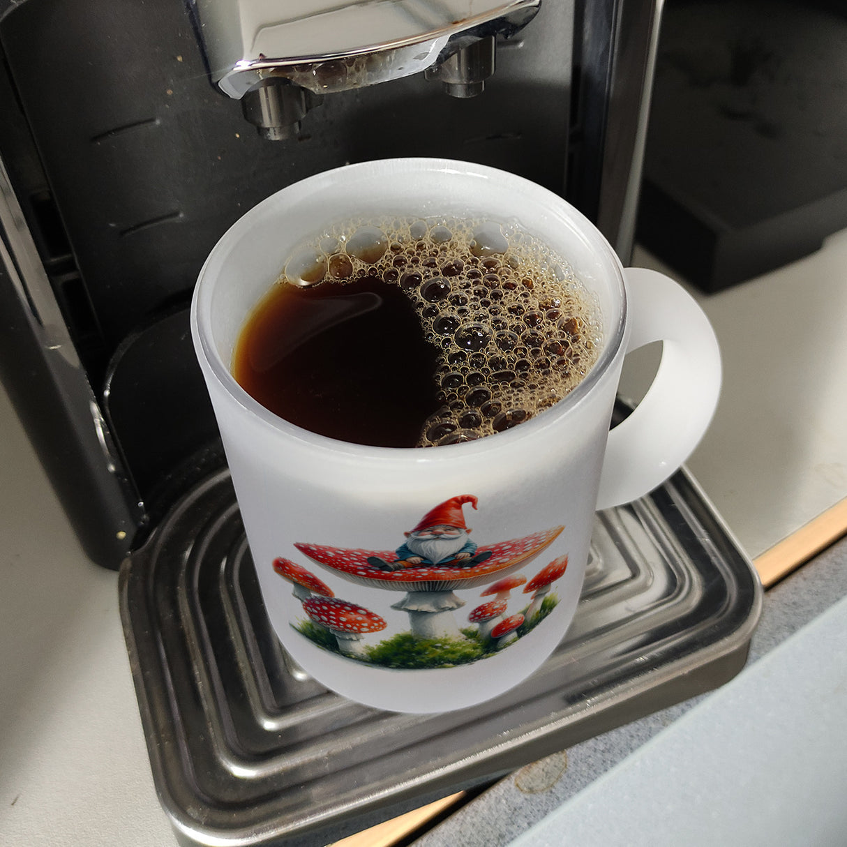 Gartenzwerg auf einem Fliegenpilz Kaffeebecher