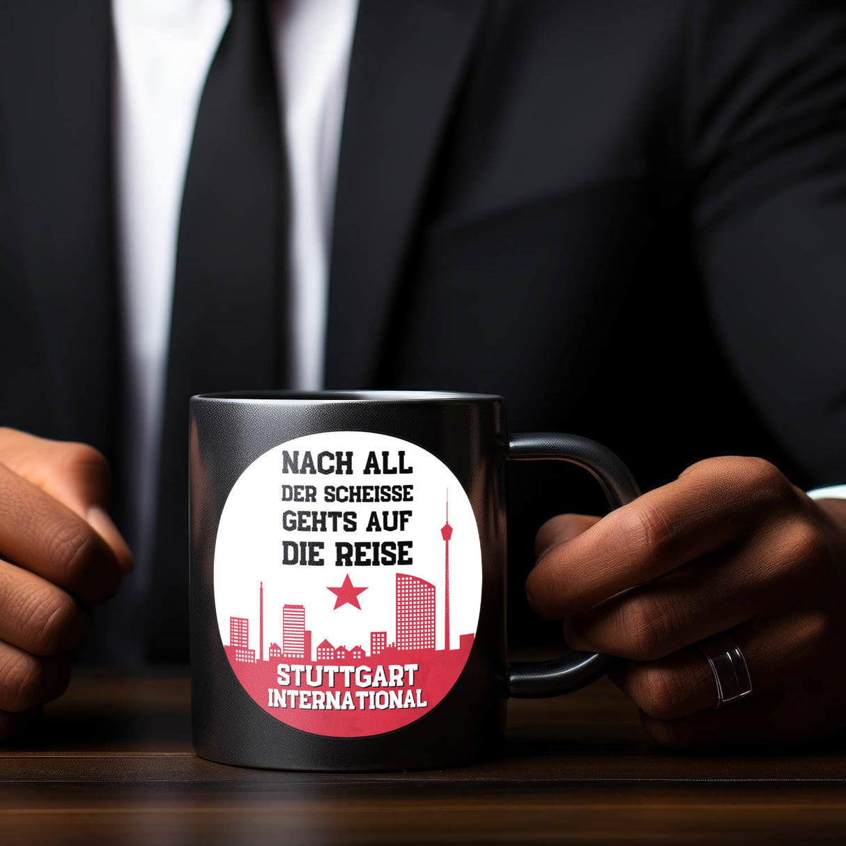 Stuttgart Europapokal Tasse in Schwarz mit Spruch Stuttgart International