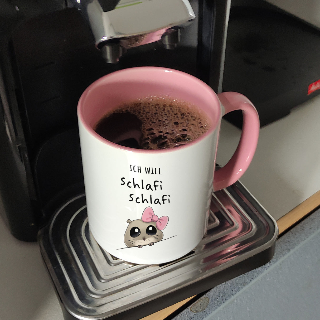 Meme Hamster Kaffeebecher mit Spruch Ich will Schlafi Schlafi