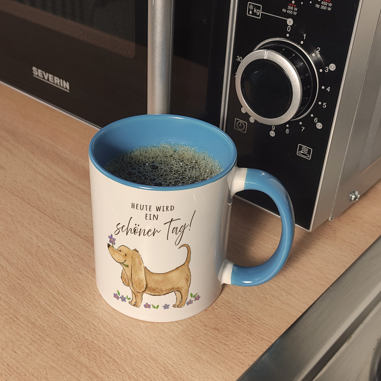 Dackel mit Blume Kaffeebecher mit Spruch Heute wird ein schöner Tag