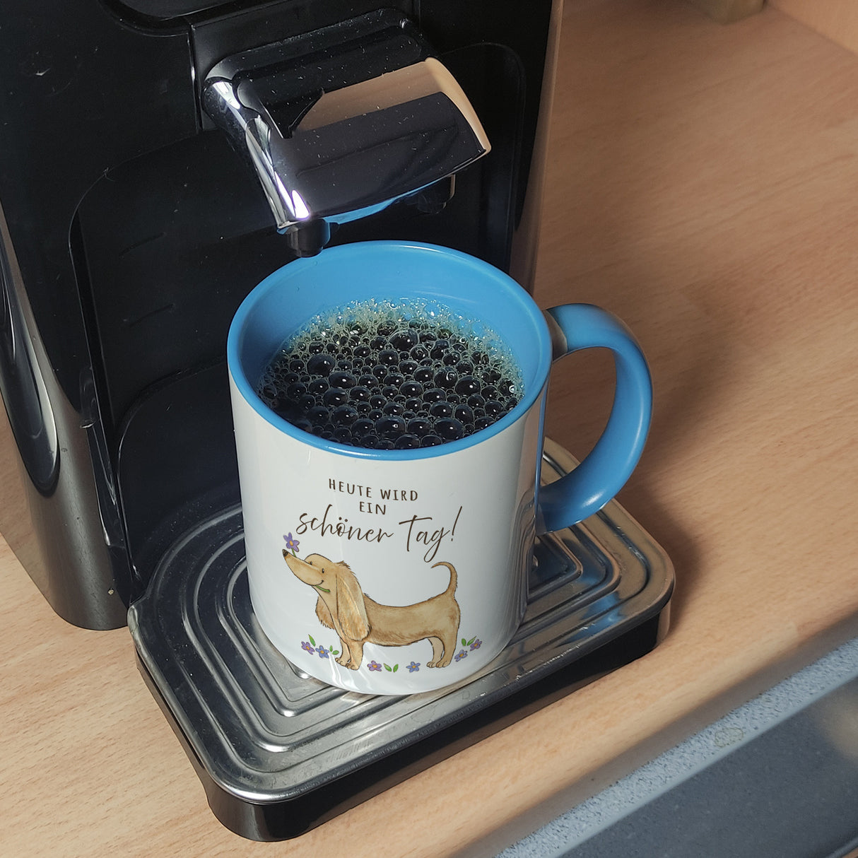 Dackel mit Blume Kaffeebecher mit Spruch Heute wird ein schöner Tag