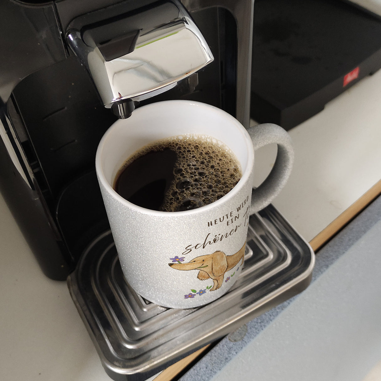 Dackel mit Blume Kaffeebecher mit Spruch Heute wird ein schöner Tag