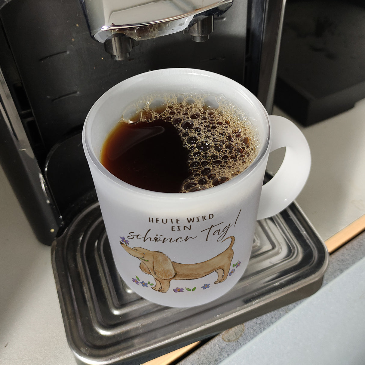 Dackel mit Blume Kaffeebecher mit Spruch Heute wird ein schöner Tag