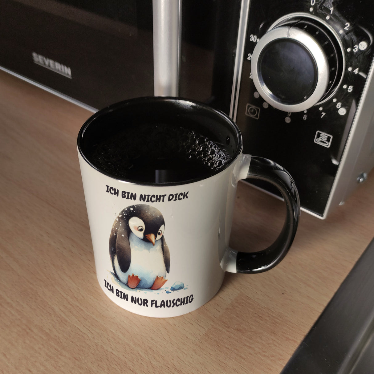 Flauschiger Pinguin Kaffeebecher mit Spruch Nicht dick nur flauschig