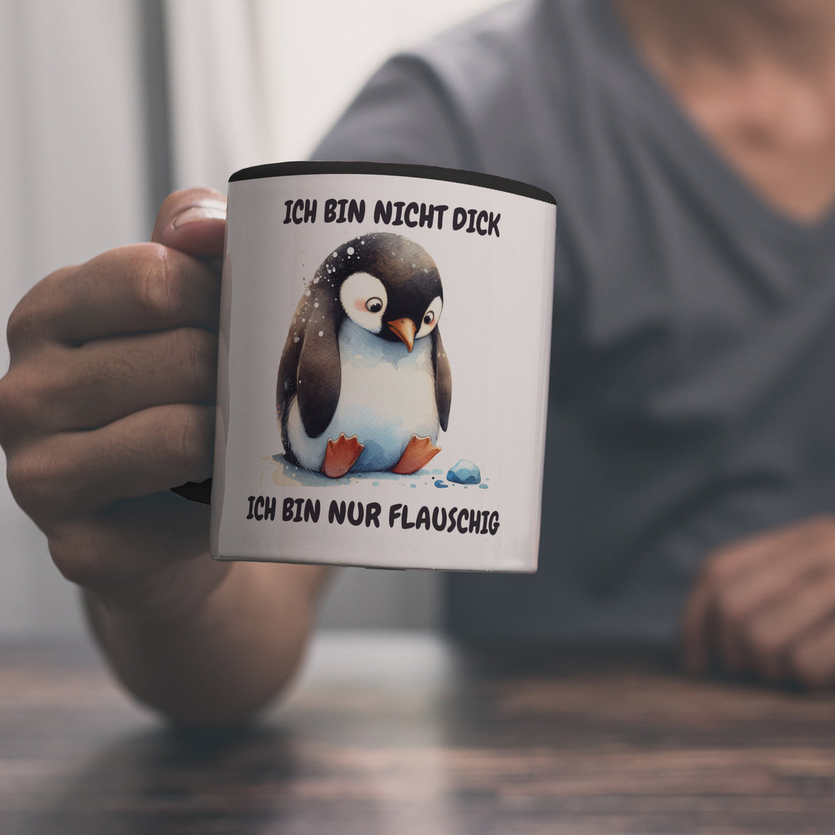 Flauschiger Pinguin Kaffeebecher mit Spruch Nicht dick nur flauschig