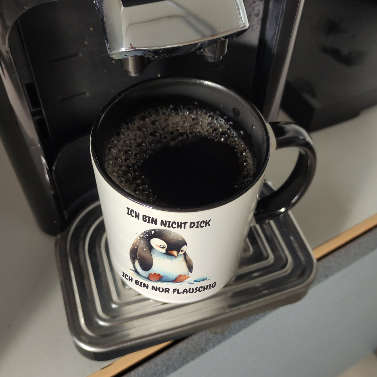 Flauschiger Pinguin Kaffeebecher mit Spruch Nicht dick nur flauschig