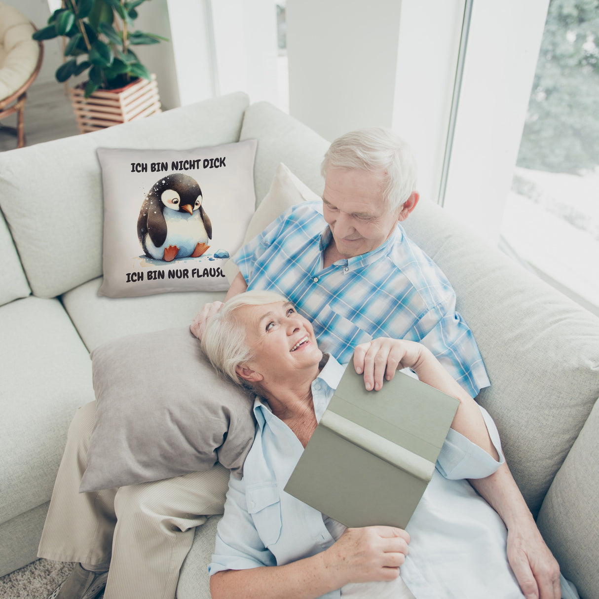 Flauschiger Pinguin Kissen mit Spruch Nicht dick sondern flauschig