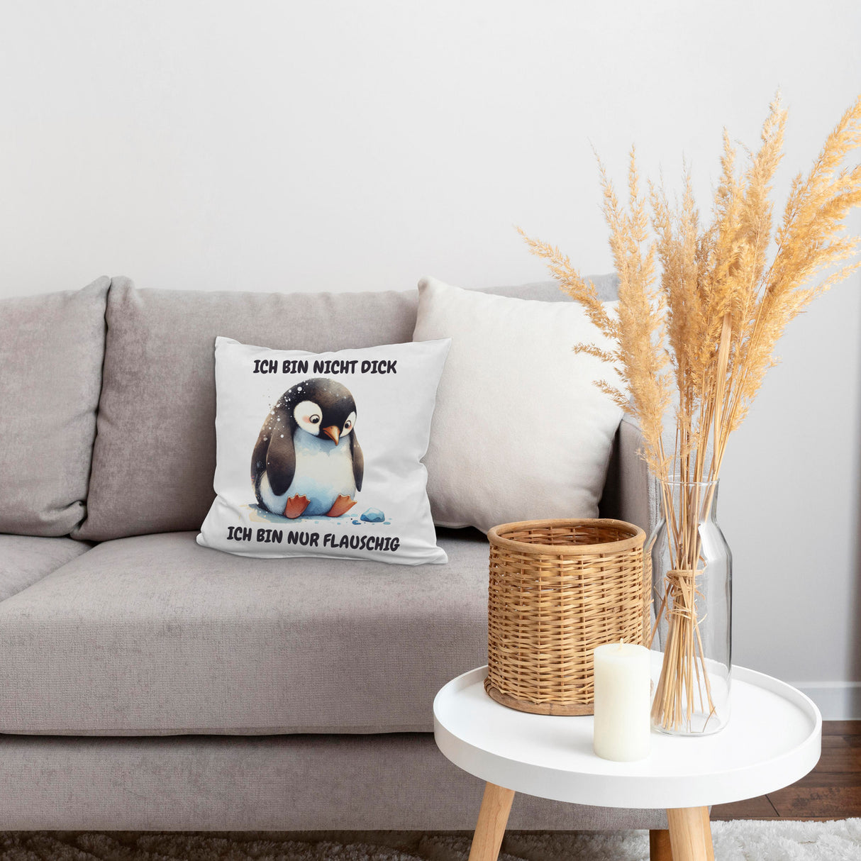 Flauschiger Pinguin Kissen mit Spruch Nicht dick sondern flauschig