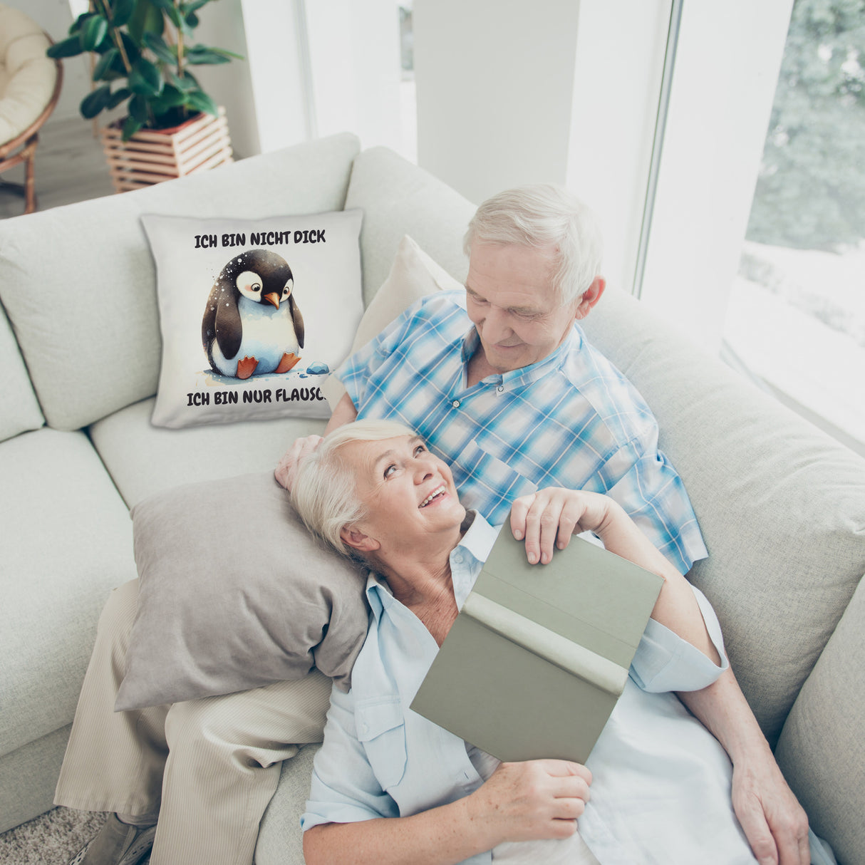 Flauschiger Pinguin Kissen mit Spruch Nicht dick sondern flauschig