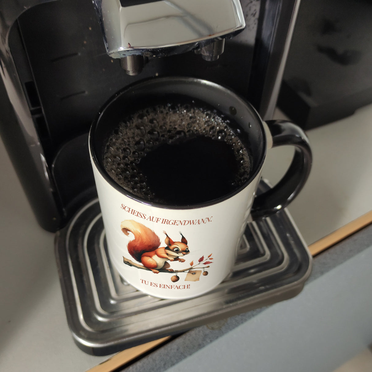 Eichhörnchen Kaffeebecher mit Spruch Scheiss auf irgendwann Tu es einfach