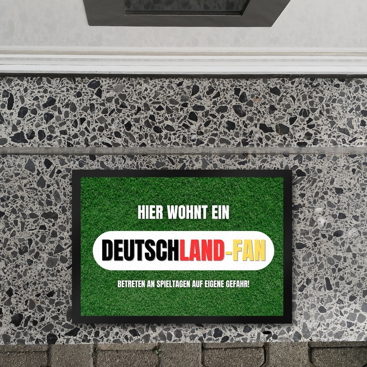 Hier wohnt ein Deutschland-Fan Fußmatte in 35x50 cm mit Spruch Betreten auf eigene Gefahr