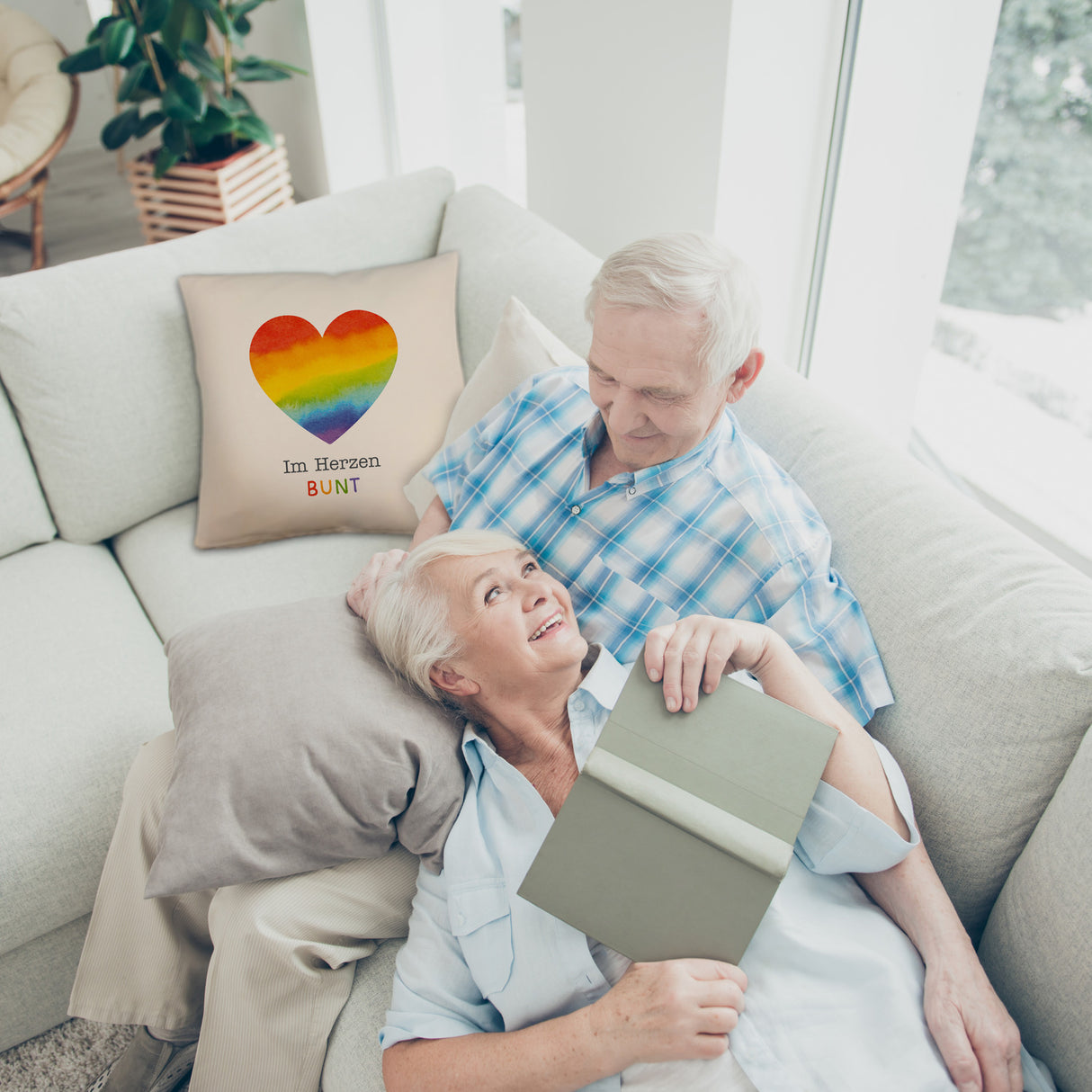 Regenbogenherz Kissen mit Spruch Im Herzen bunt