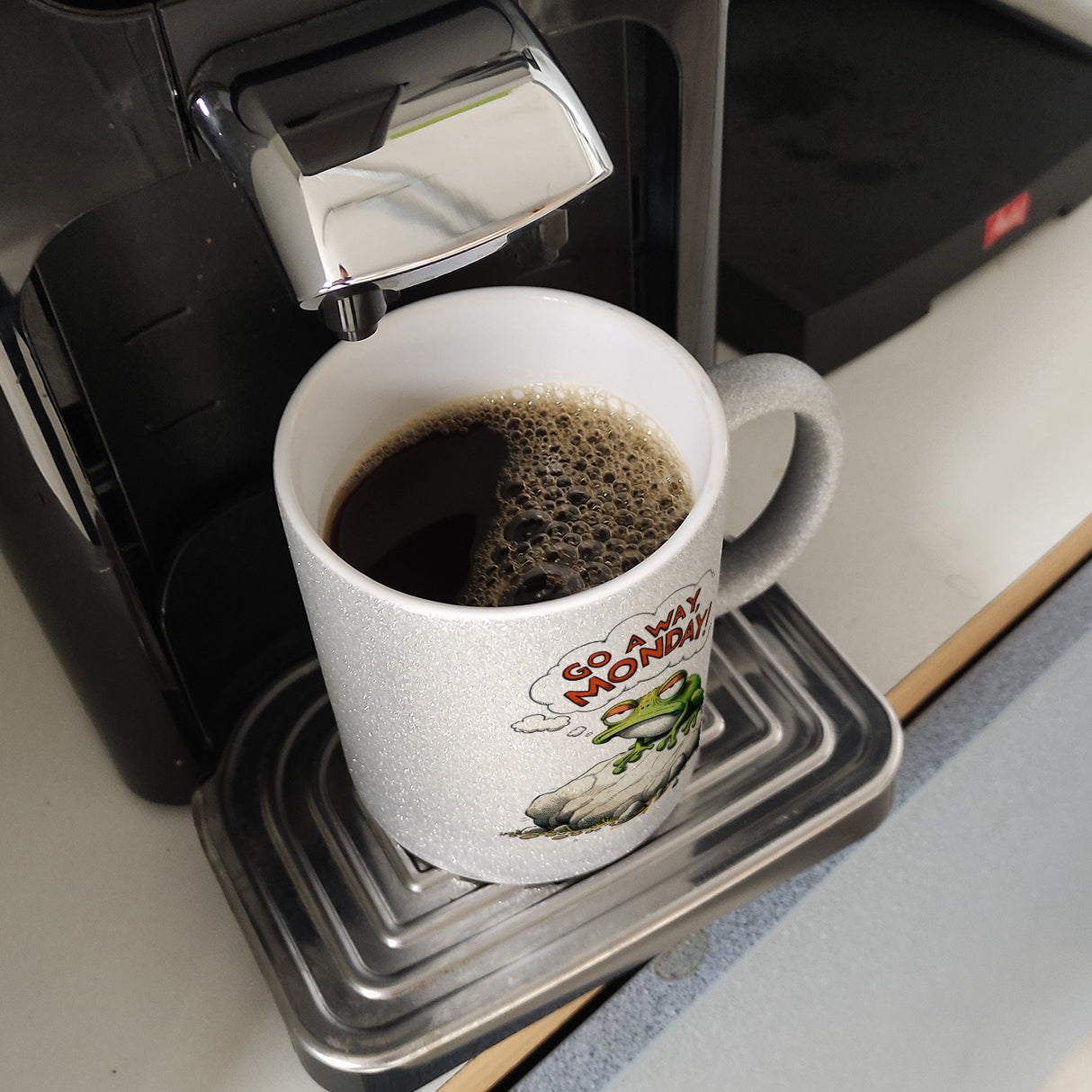 Mürrischer Frosch auf Stein Kaffeebecher mit Spruch Go away, Monday!