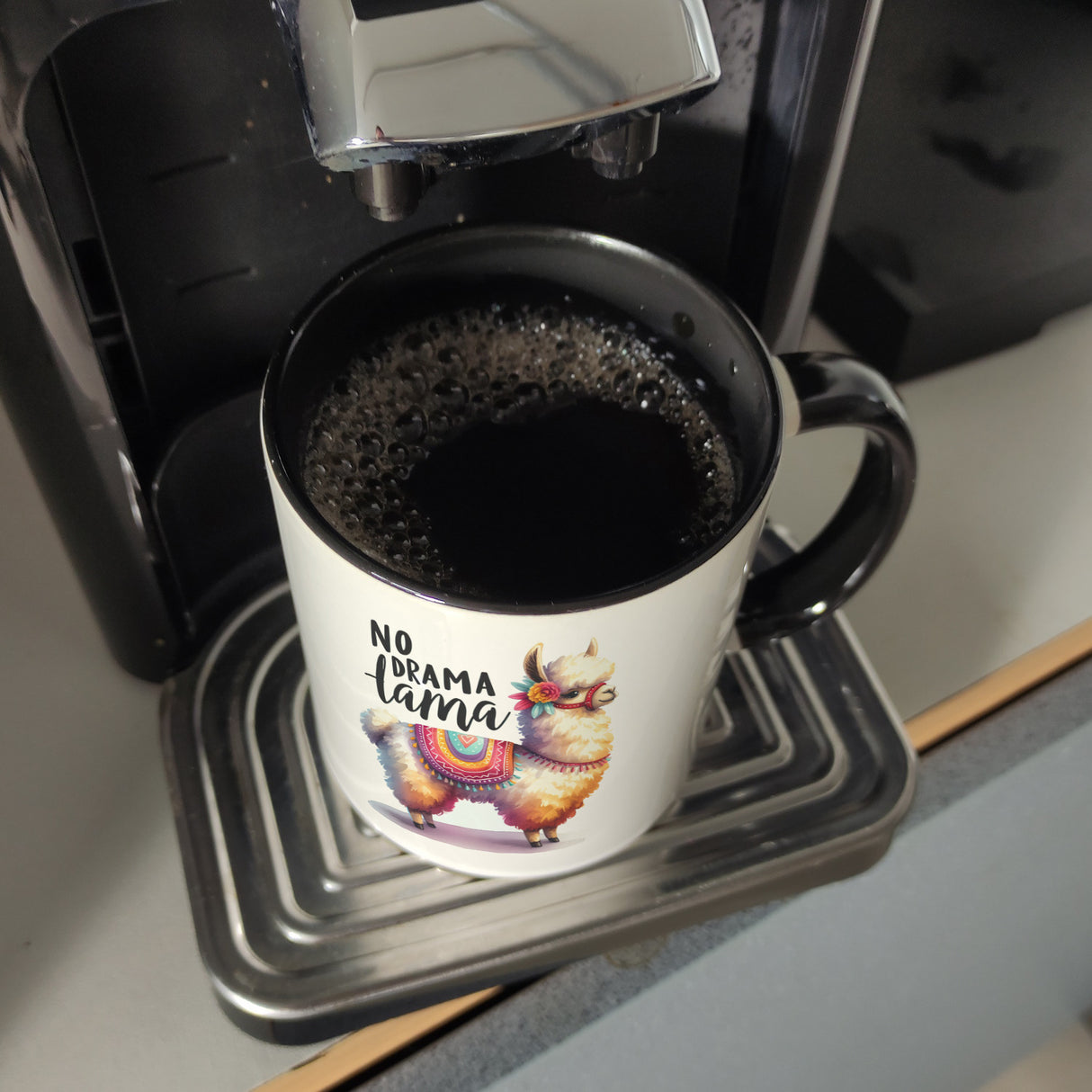 Alpaka mit bunter Satteldecke Kaffeebecher mit Spruch No Drama Lama