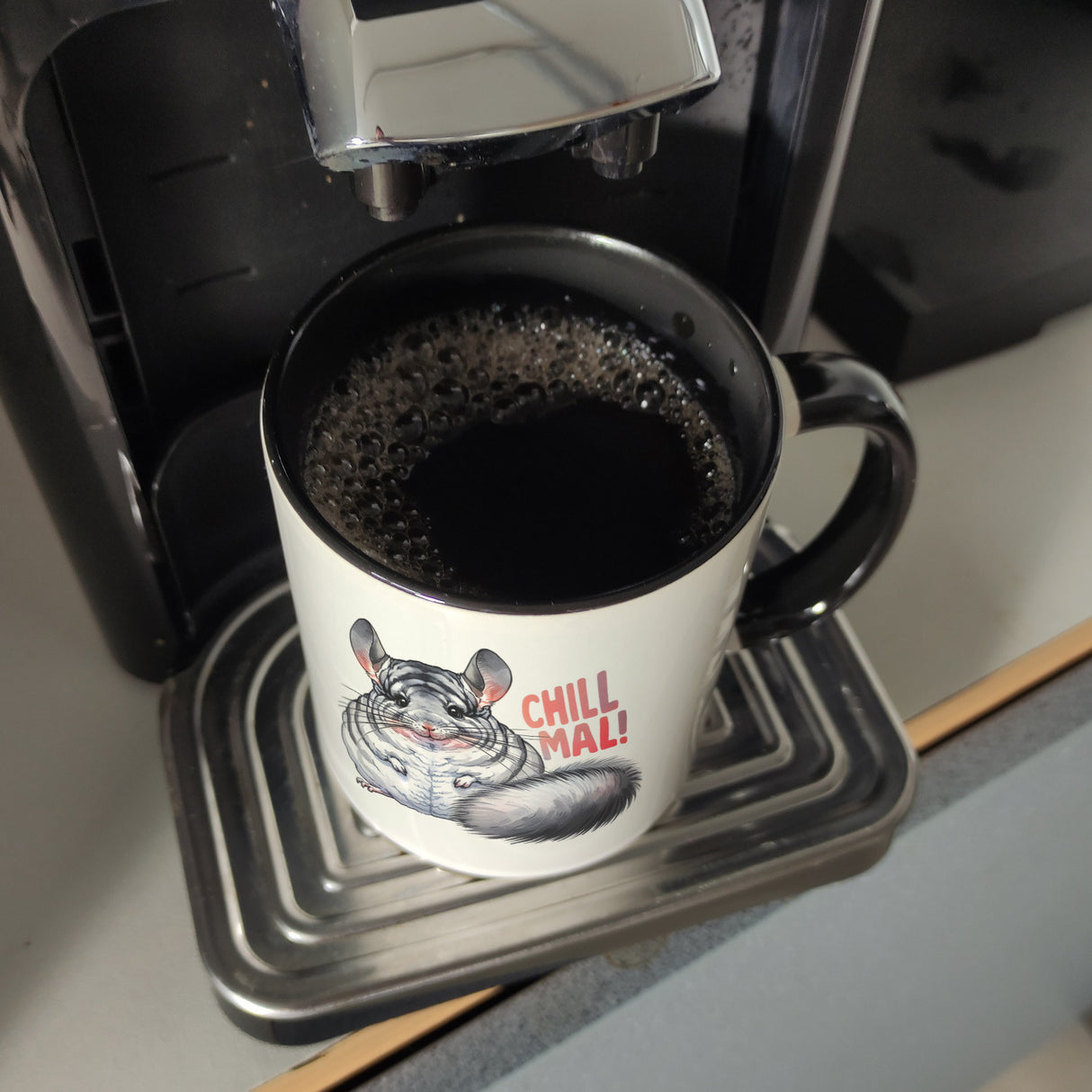 Pummeliges Chinchilla Kaffeebecher mit Spruch Chill mal