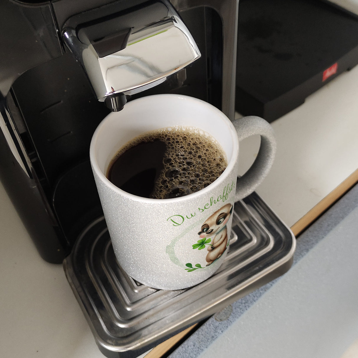 Erdmännchen mit Kleeblatt Kaffeebecher mit Spruch Du schaffst das