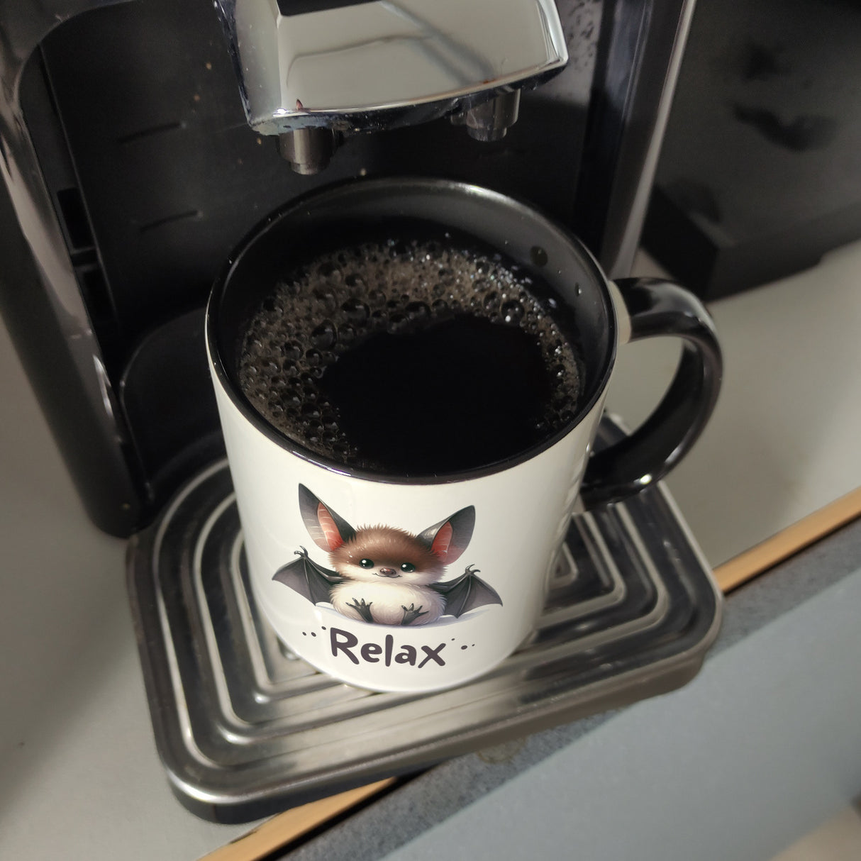 Baby Fledermaus Kaffeebecher mit Spruch Relax