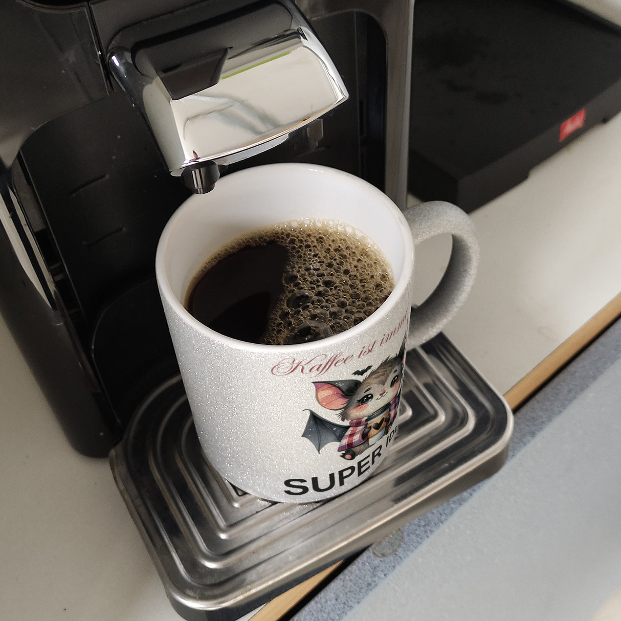 Fledermaus mit Kaffeebecher Kaffeebecher mit Spruch Kaffee ist immer eine super Idee